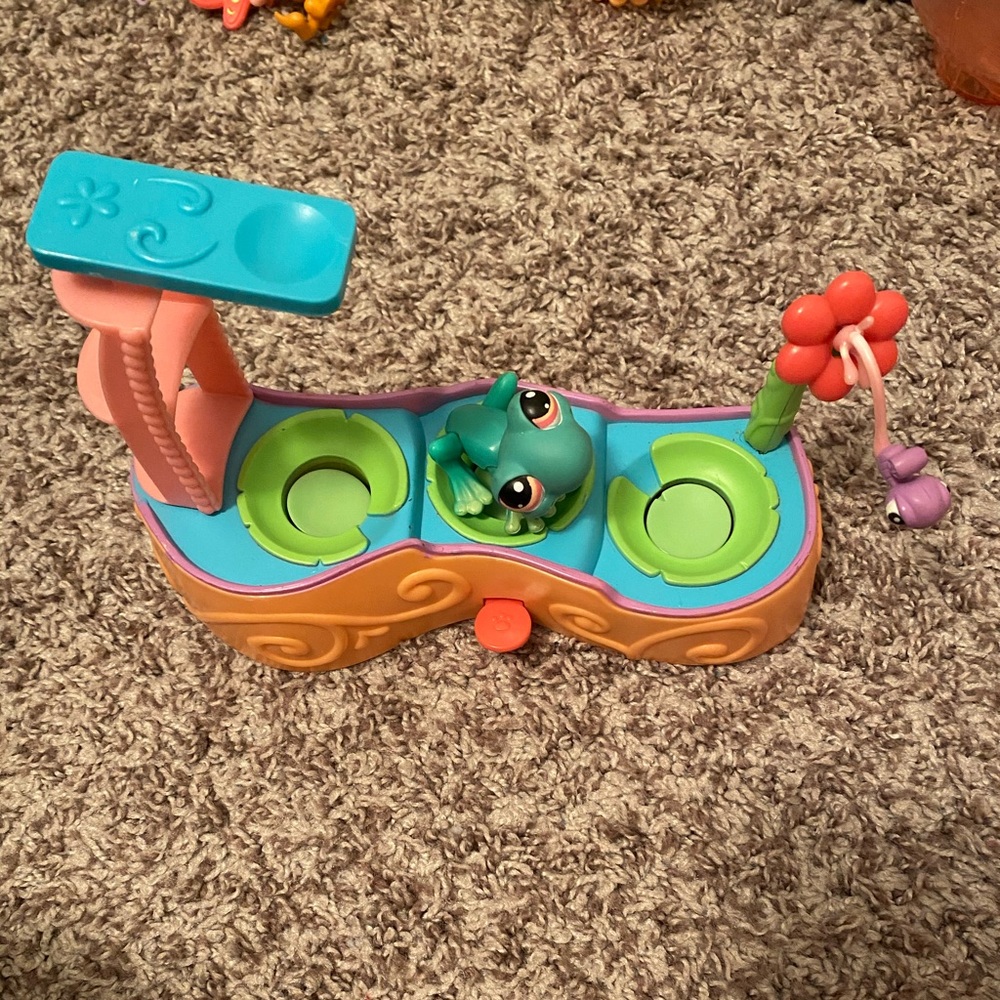 Littlest Pet Shop Frog and Lillipad Set